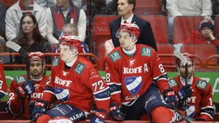 Olli Jokinen HIFK:n penkin takana syksyllä 2026