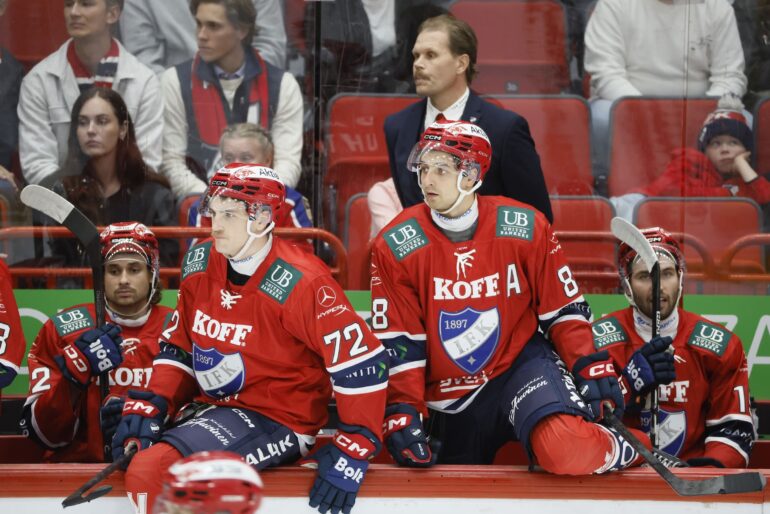 Olli Jokinen HIFK:n penkin takana syksyllä 2026