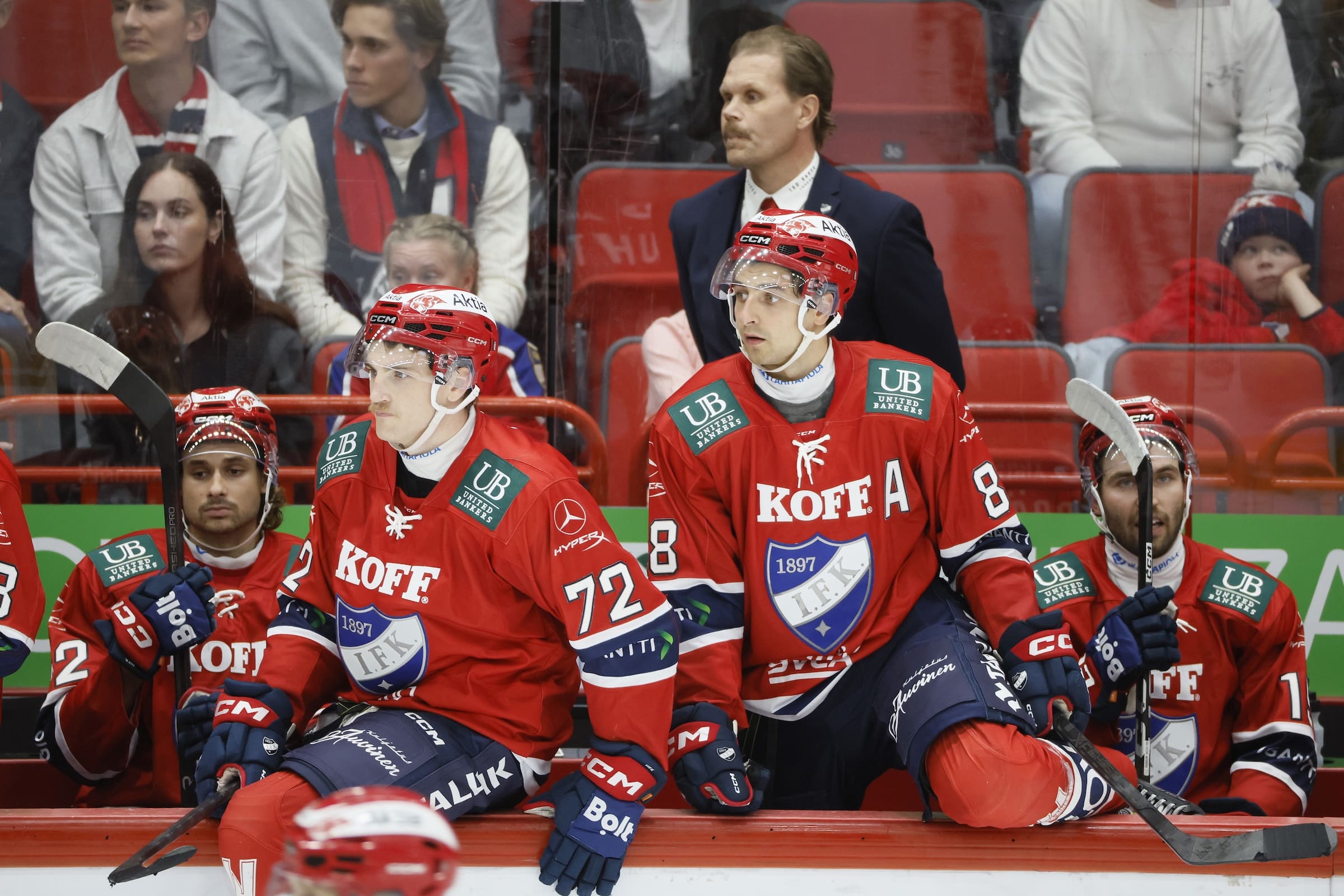Olli Jokinen HIFK:n penkin takana syksyllä 2026
