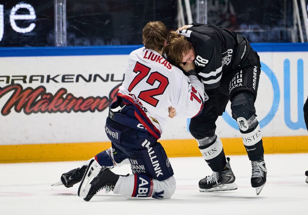 HIFK:n Eetu Liukas ja TPS:n Axel Landen tappelivat SM-liigassa syyskuussa 2026
