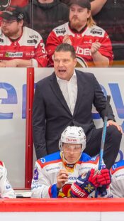 Päävalmentaja Tomek Valtonen Jokereiden penkin takana