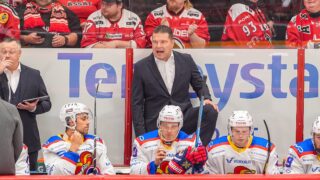 Päävalmentaja Tomek Valtonen Jokereiden penkin takana