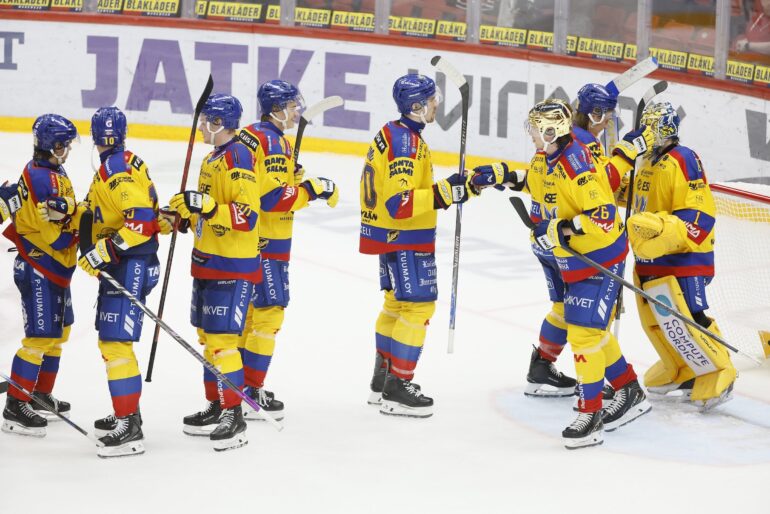 Mikkelin Jukurit juhlii voittoa Helsingin jäähallissa syksyllä 2026