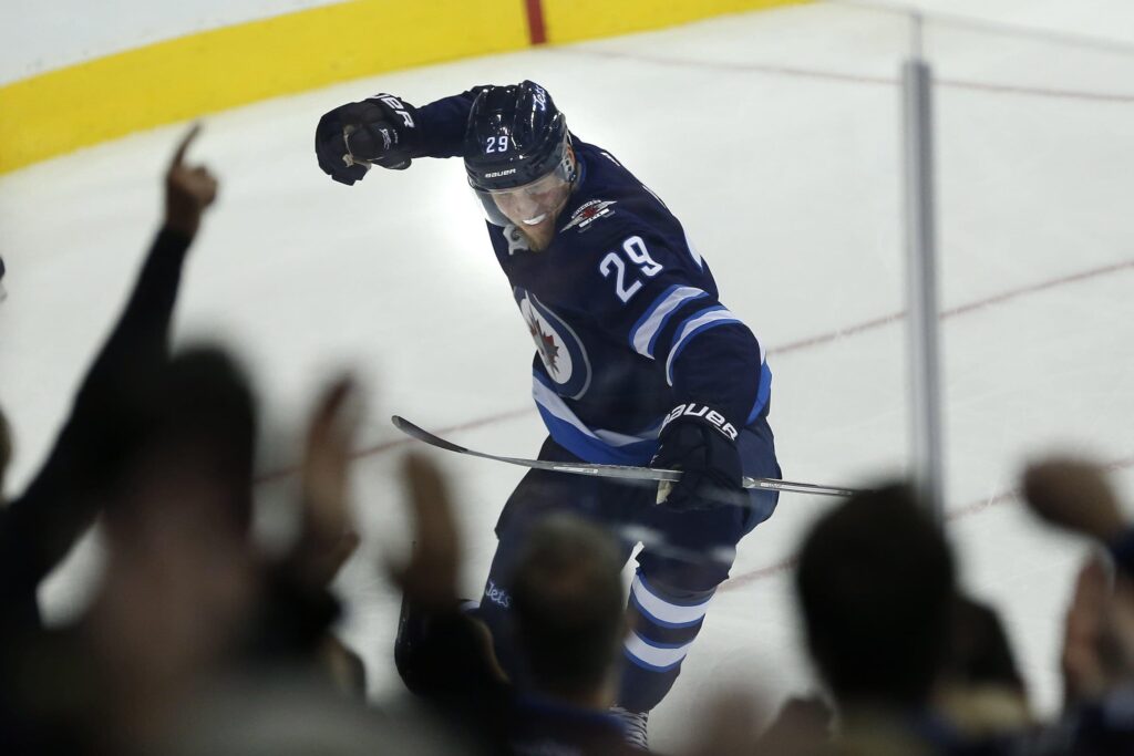 Patrik Laine tuulettaa Winnipeg Jetsin paidassa syksyllä 2017