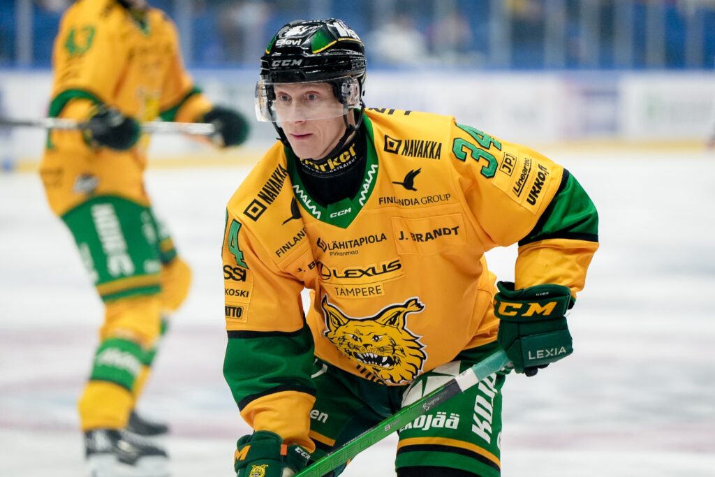 Olli Palola Ilveksen paidassa