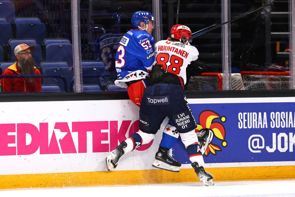 HIFK:n Niko Huuhtanen taklasi Jokereiden Aleksi Elorinnettä Helsingin paikallispelissä 8.10. 2026