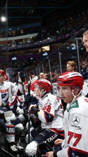HIFK:n vaihtopenkki Helsingin paikallisottelussa Jokereita vastaan 8.10. 2026