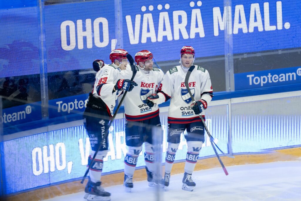 HIFK juhlii Iiro Pakarisen tekemää maalia Raumalla lokakuussa 2026