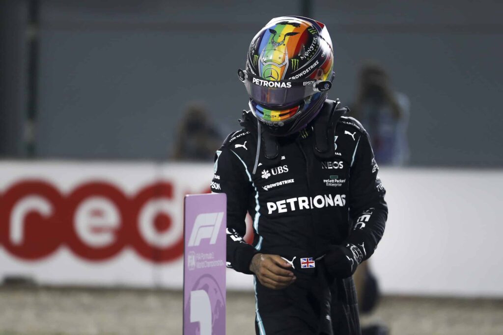 Lewis Hamilton käytti pride-kypärää Qatarin GP:ssä 2021