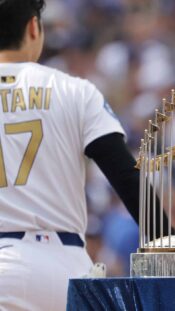 MLB:n mestaruuspalkinto World Seriesin voittajalle. Kuvassa Los Angeles Dodgersin japanilaistähti Shohei Ohtani