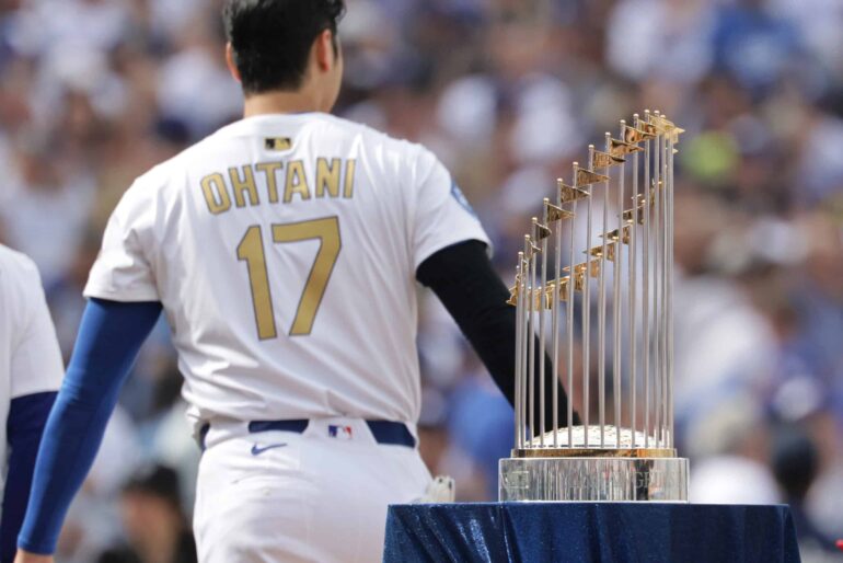 MLB:n mestaruuspalkinto World Seriesin voittajalle. Kuvassa Los Angeles Dodgersin japanilaistähti Shohei Ohtani