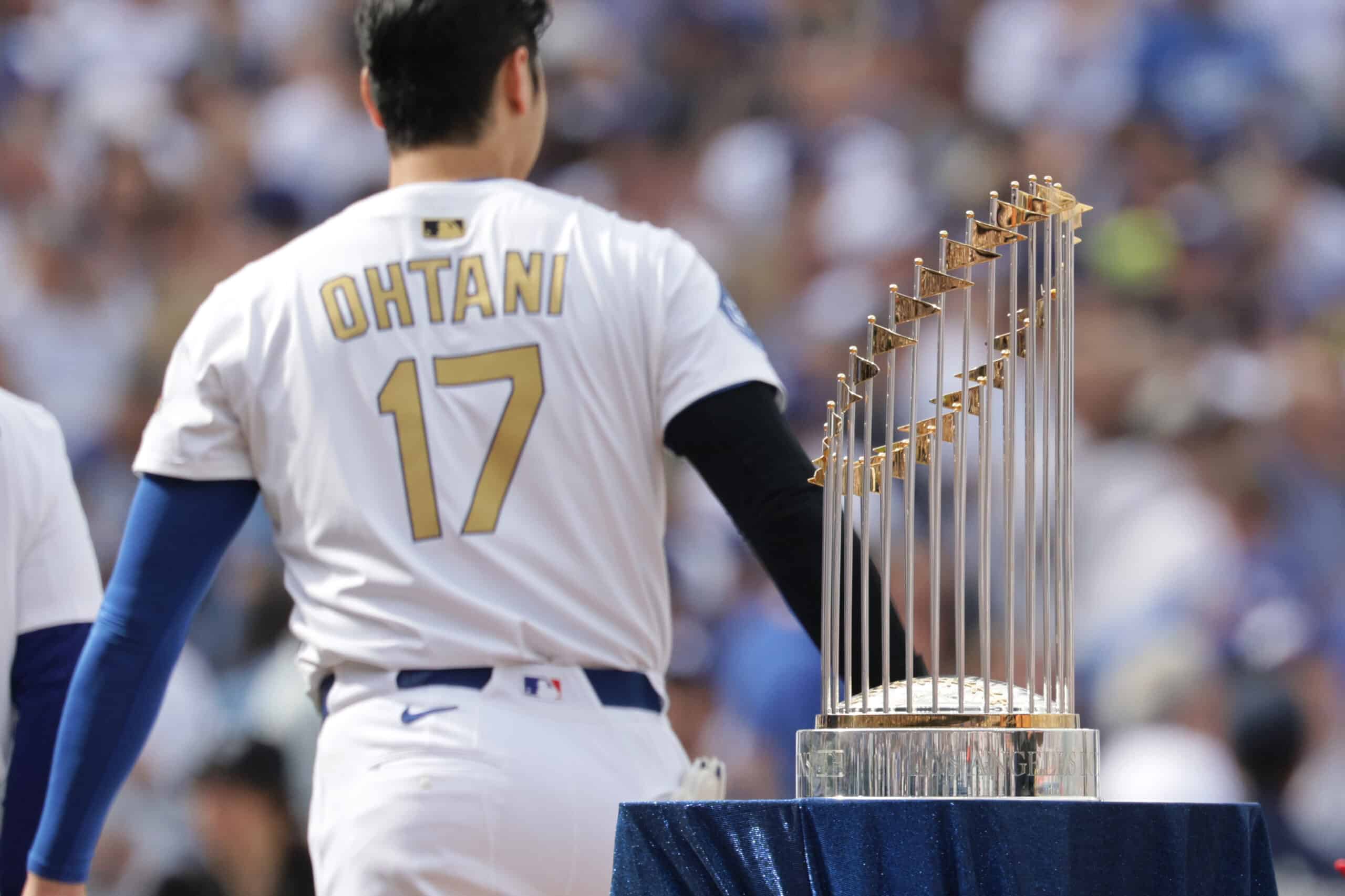 MLB:n mestaruuspalkinto World Seriesin voittajalle. Kuvassa Los Angeles Dodgersin japanilaistähti Shohei Ohtani