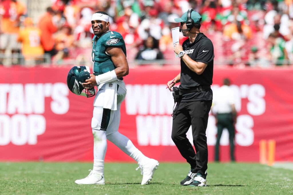 NFL-seura Philadelphia Eaglesin päävalmentaja Nick Sirianni ja pelinrakentaja Jalen Hurts