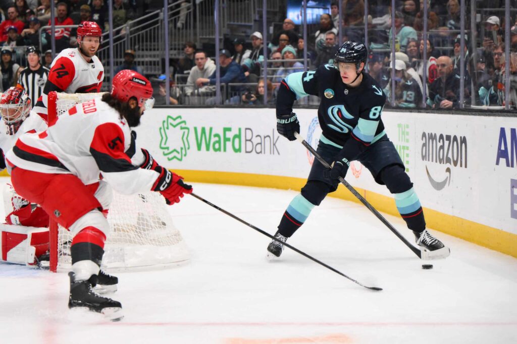 Seattle Krakenin suomalaishyökkääjä Kaapo Kakko Carolina Hurricanesin Jalen Chatfieldia vastaan