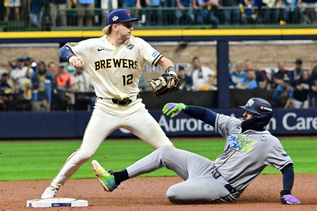 Tampa Bay Raysin Junior Caminero syöksyy pesälle, Milwaukee Brewersin shortstop Cooper Pratt pitää palloa