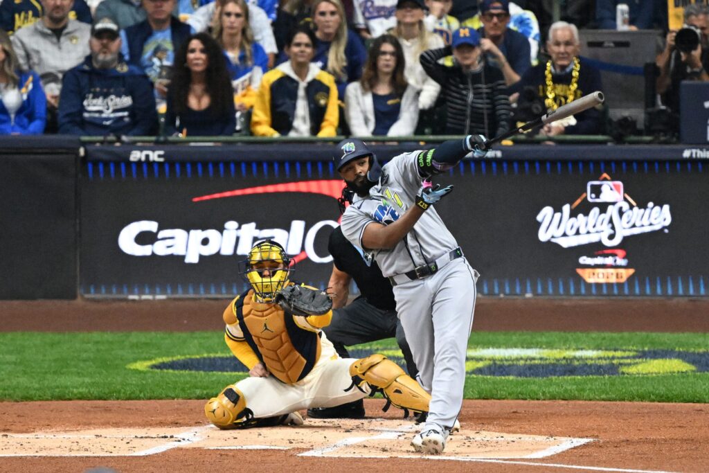 Baseball-sarja MLB:n finaalit World Series. Tampa Bay Raysin Junior Caminero lyömässä, Milwaukee Brewersin catcher William Contreras taustalla