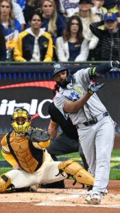 Baseball-sarja MLB:n finaalit World Series. Tampa Bay Raysin Junior Caminero lyömässä, Milwaukee Brewersin catcher William Contreras taustalla