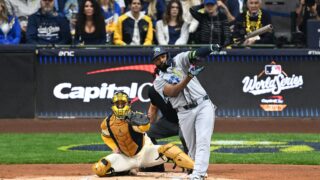 Baseball-sarja MLB:n finaalit World Series. Tampa Bay Raysin Junior Caminero lyömässä, Milwaukee Brewersin catcher William Contreras taustalla