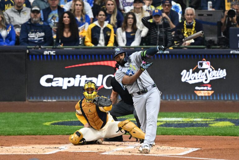 Baseball-sarja MLB:n finaalit World Series. Tampa Bay Raysin Junior Caminero lyömässä, Milwaukee Brewersin catcher William Contreras taustalla