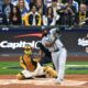 Baseball-sarja MLB:n finaalit World Series. Tampa Bay Raysin Junior Caminero lyömässä, Milwaukee Brewersin catcher William Contreras taustalla