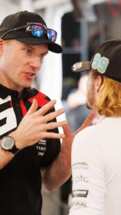 Toyotan Jari-Matti Latvala keskustelee Oliver Solbergin kanssa Sardinian MM-rallissa 2026