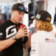 Toyotan Jari-Matti Latvala keskustelee Oliver Solbergin kanssa Sardinian MM-rallissa 2026