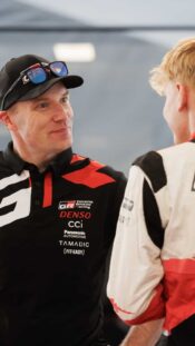 Jari-Matti Latvala keskustelee Sami Pajarin kanssa Sardinian MM-rallissa 2026