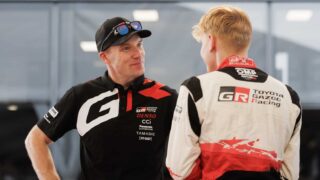 Jari-Matti Latvala keskustelee Sami Pajarin kanssa Sardinian MM-rallissa 2026