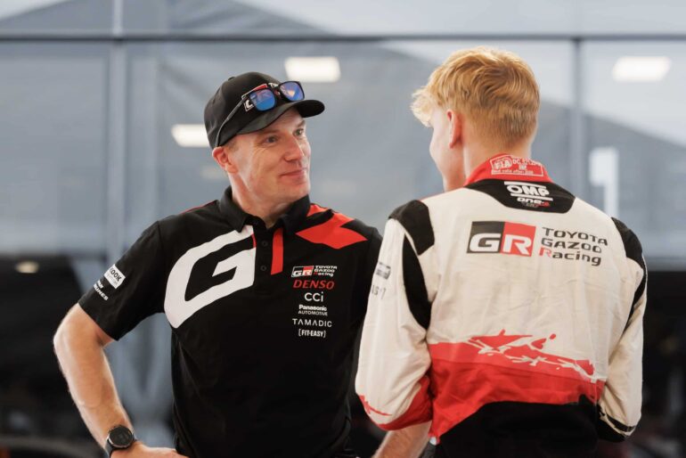 Jari-Matti Latvala keskustelee Sami Pajarin kanssa Sardinian MM-rallissa 2026