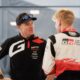 Jari-Matti Latvala keskustelee Sami Pajarin kanssa Sardinian MM-rallissa 2026