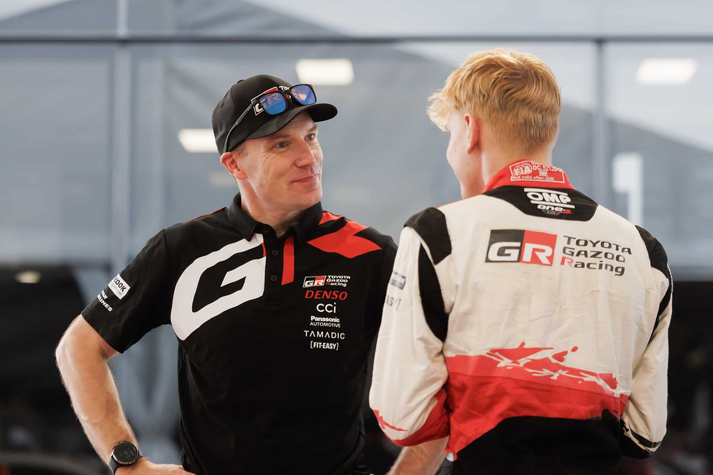 Jari-Matti Latvala keskustelee Sami Pajarin kanssa Sardinian MM-rallissa 2026