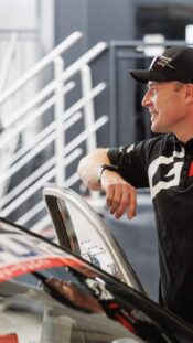 Toyotan Sami Pajari ja Jari-Matti Latvala keskustelevat Sardinian MM-rallissa 2026