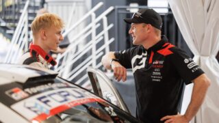 Toyotan Sami Pajari ja Jari-Matti Latvala keskustelevat Sardinian MM-rallissa 2026