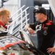Toyotan Sami Pajari ja Jari-Matti Latvala keskustelevat Sardinian MM-rallissa 2026