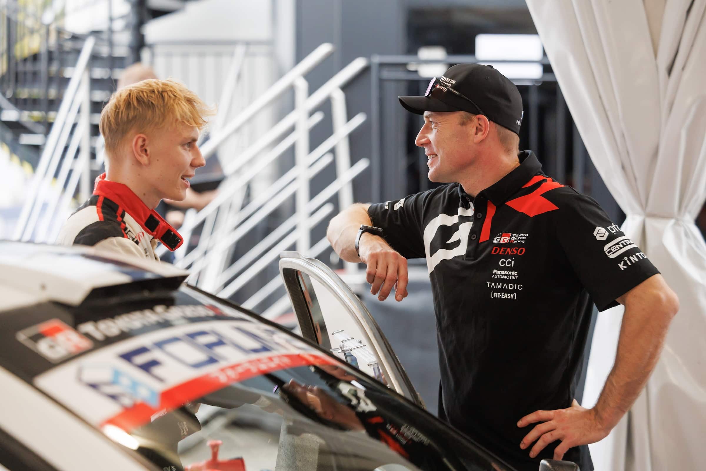 Toyotan Sami Pajari ja Jari-Matti Latvala keskustelevat Sardinian MM-rallissa 2026